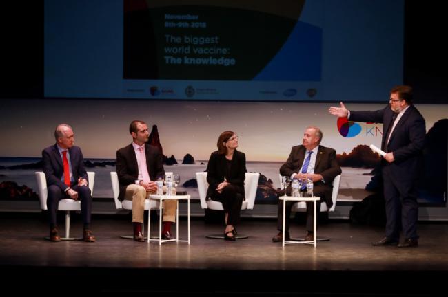 El alcalde se muestra “orgulloso” de que Almería sea “referente en el ámbito de las vacunas”