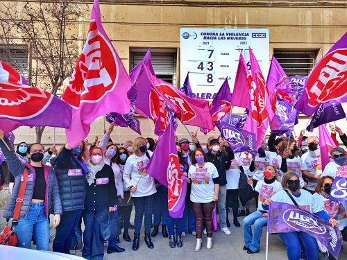 Concentración de UGT y CCOO para homenajear a las mujeres en el 8Marzo