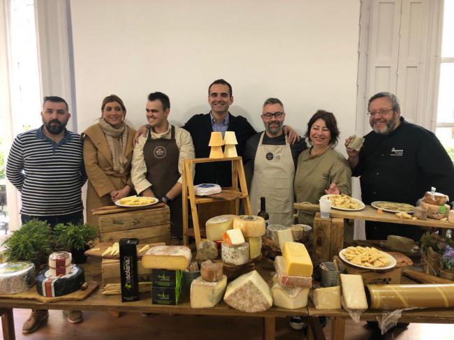 Los almerienses se vuelven ‘locos por el queso’ en una degustación en la sede Almería 2019