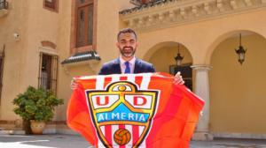 El alcalde anima a vestir de rojiblanco la ciudad para apoyar a la UD Almería