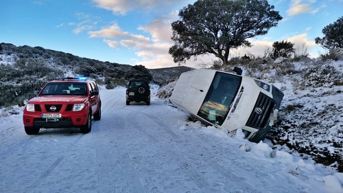 Bomberos de Almería rescatan a una madre y su hija de su coche entre Ohanes y Abla