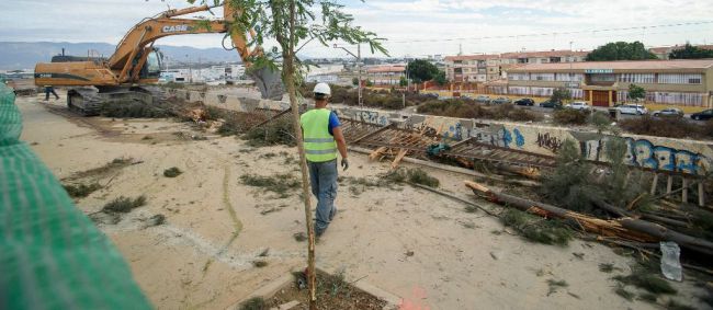 La Mesa del Ferrocarril desmiente al PSOE. Las obras del Puche se paran por impago