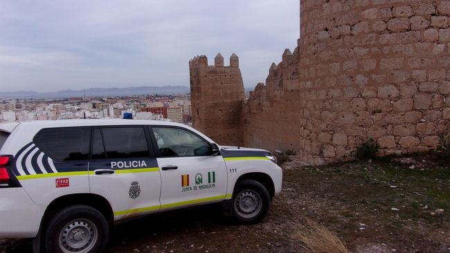 La Policía andaluza auxilia a un hombre inconsciente en una carretera de Sorbas