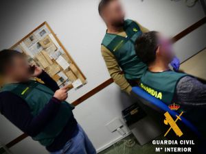 Tres detenidos por robar a una mujer, cortarle un mechón de cabello y abandonarla aturdida