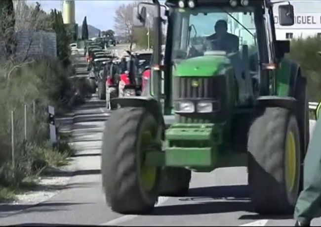 ASAJA saca los tractores para ayudar contra el #COVID19