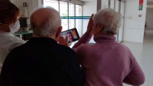 El Ayuntamiento de El Ejido proporciona tablets para videollamadas a los mayores de su residencia