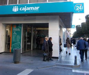 Cajamar concentra sus servicio en localidades con varias oficinas