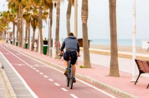 El Ayuntamiento de Almería intensifica la limpieza y la vigilancia en las playas en la Fase 2