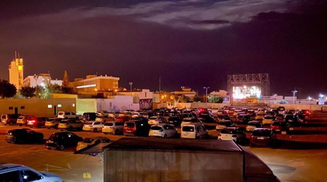 El Fuerte Viento No Frenó al Público Para Ver Grease En El Autocine De Vícar