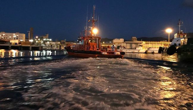 La noche no para la búsqueda del tripulante del pesquero naufragado en Alborán