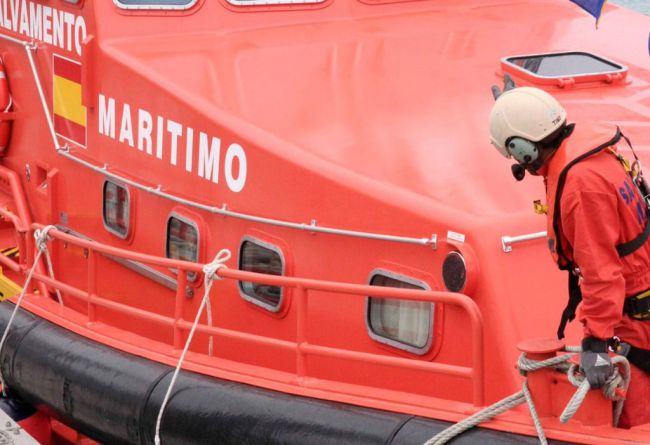 Rescatado de una balsa salvavidas tras hundirse su velero entre el Cabo de Gata y Carboneras