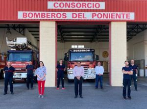 Desalojado un edificio por el incendio en una tienda en La Mojonera