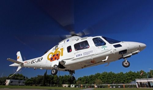 Un helicóptero de Salvamento rescata a una persona encaramada a una roca en Rodalquilar