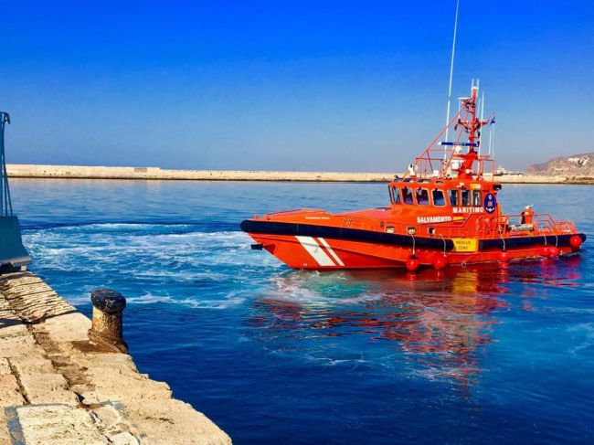 Rescatados tres tripulantes de una embarcación con una vía de agua frente a Carboneras