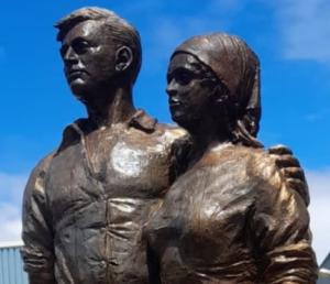 Una escultura en bronce homenajea a los pescadores de La Chanca