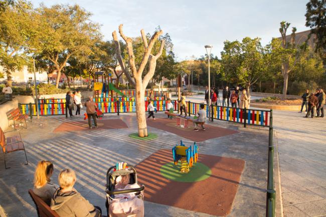 Los vecinos de Piedras Redondas ya disfrutan de un nuevo parque infantil