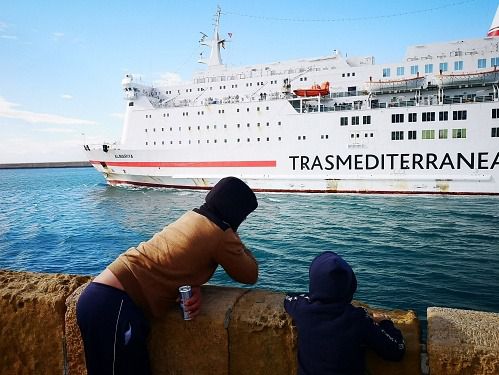 Descubren a cinco personas ocultas en una batea en el puerto de Melilla para llegar a Almería