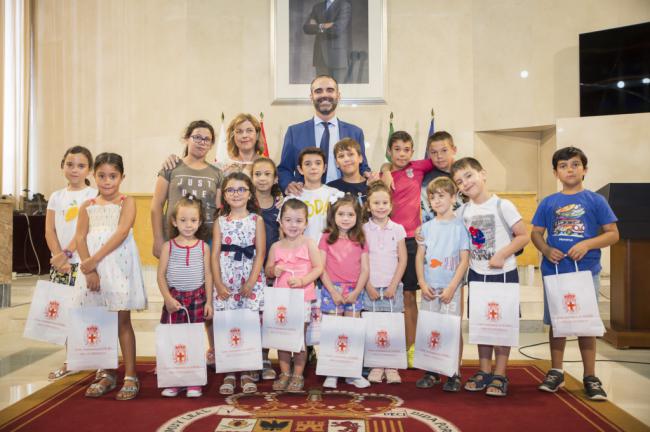 El alcalde recibe a los 16 niños de la Escuela de Verano de los Centros de la Mujer