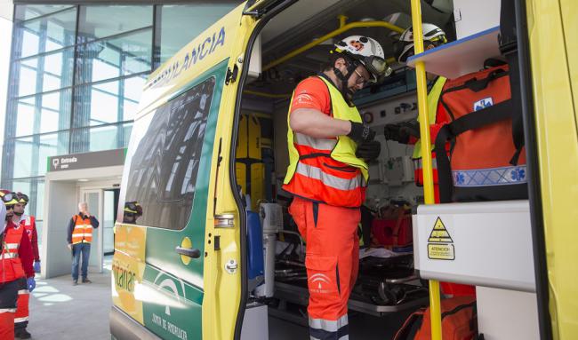 Rescatan a un ciclista herido tras una caída en una zona de difícil acceso en El Ejido