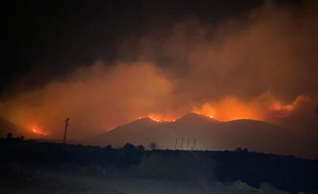 60 bomberos en el incendio de Berja activo durante toda la noche