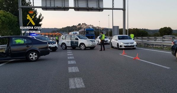 Sancionan a una madre que llevaba a su hijo oculto en el maletero por el #COVID19