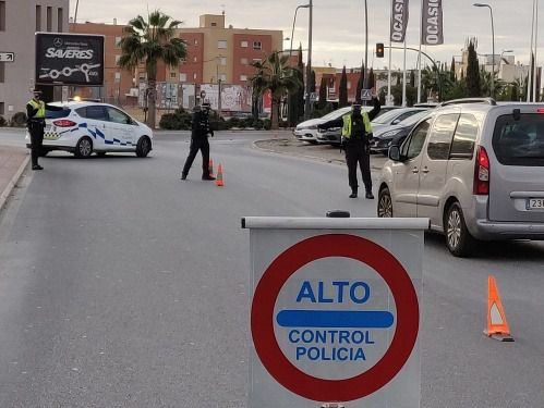 La Policía Local disuelve una fiesta de cumpleaños en el patio de una comunidad