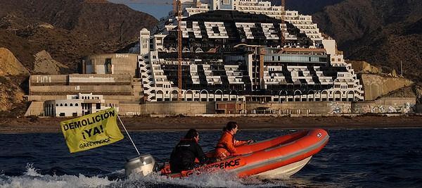 A juicio 28 activistas de Greenpeace por pintar el hotel del Algarrobico