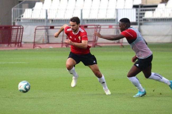 La plantilla reanuda los entrenamientos a la espera del nuevo entrenador