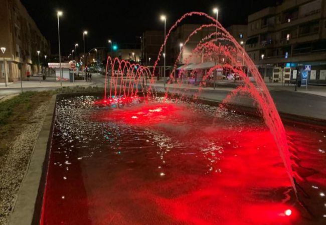 Almería se tiñe de rojo para visibilizar el voluntariado del Día de Cruz Roja