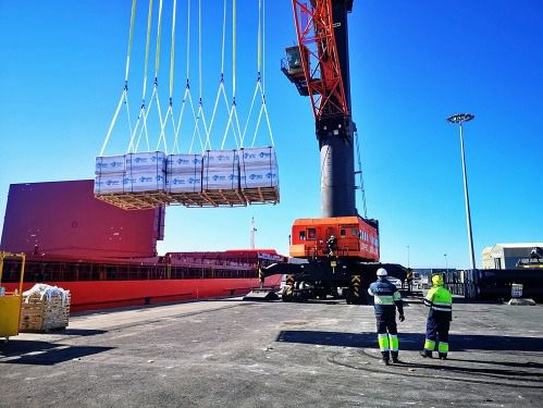 El tráfico de mercancías en los puertos de Carboneras y Almería crece un 129% en mayo