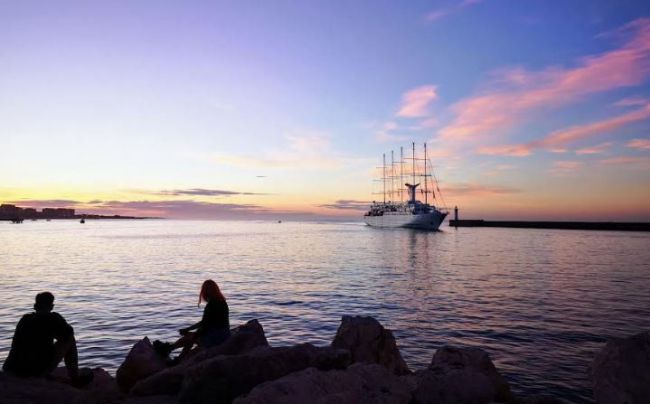 Turistas estadounidenses desembarcan en Almería en una nueva escala del crucero Wind Surf