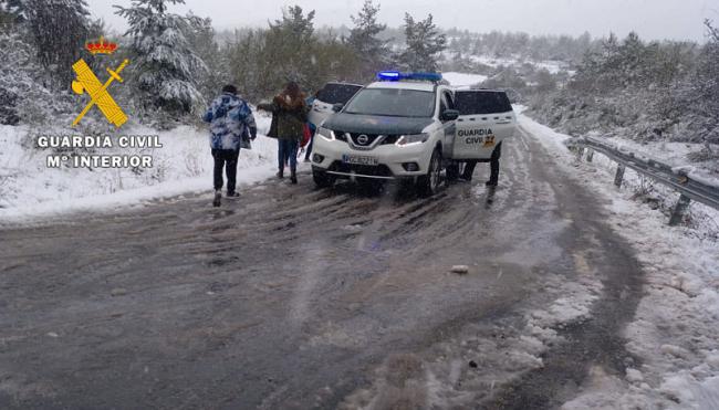 La Guardia Civil auxilia a diez personas atrapadas en sus vehículos a causa de la nieve en la Ragua