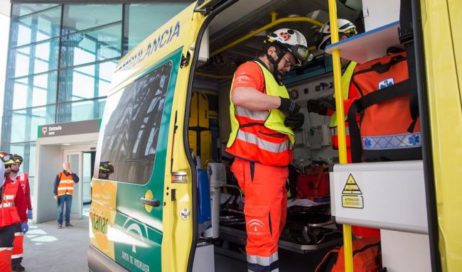 Muere un trabajador tras precipitarse desde diez metros en una nave de El Ejido