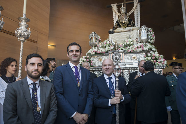 El alcalde entrega el Escudo de Oro de la Ciudad de Almería a la imagen de la Virgen de las Angustias