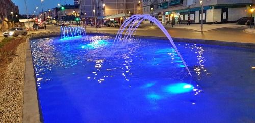 Las fuentes de Almería lucen de azul por el daño cerebral adquirido