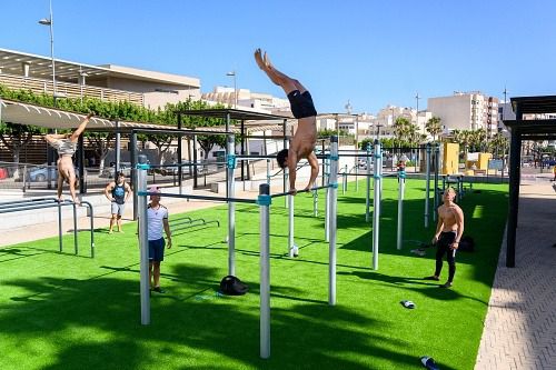 El Ayuntamiento extiende la calistenia al barrio de El Toyo con dos nuevas zonas