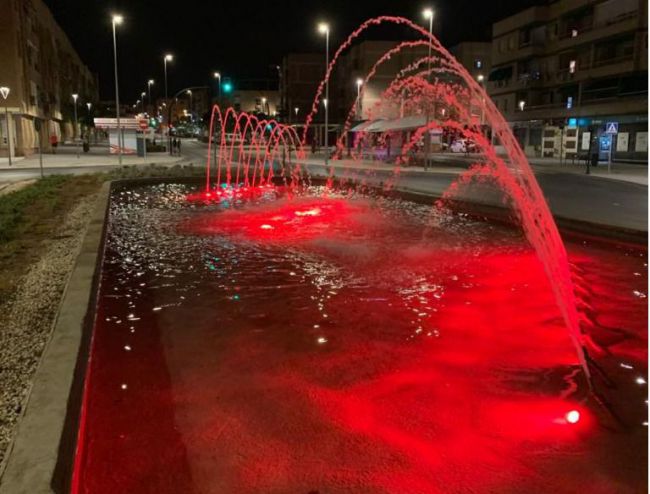 Almería se tiñe de rojo para visibilizar el Día Internacional del Voluntariado