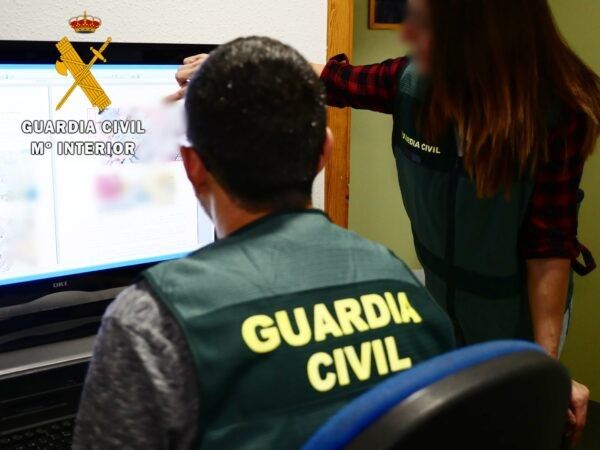 Detenido en Roquetas de Mar el autor de cinco hurtos y dos estafas