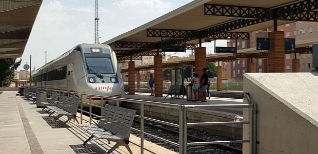 La Mesa del Ferrocarril de Almería se indigna con ADIF por su desprecio