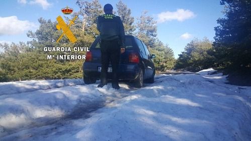 Cinco carreteras cortadas por nevadas y avisos en otras tres de Almería