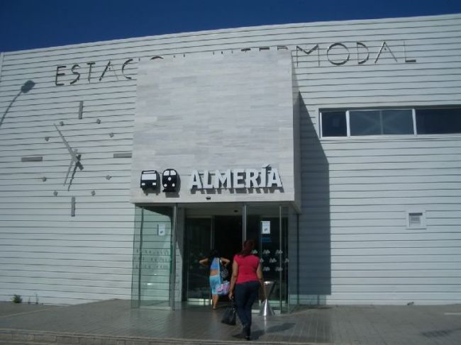 Dos guardias civiles persiguen y detienen al autor de un robo en la Estación