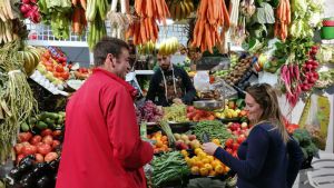 Sanitarios del Distrito Poniente promocionan hábitos saludables en el Mercado de El Ejido