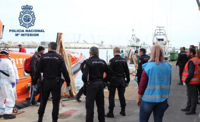 La Policía Nacional detiene en Almería al patrón de una patera con 10 personas