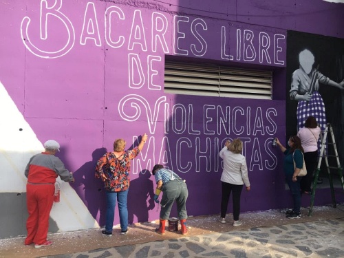 Mujeres de Bacares hacen un graffitti contra el machismo