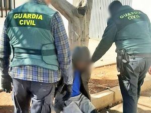 Detenido tras reventar con una piedra la puerta de un supermercado en un barrio de Níjar