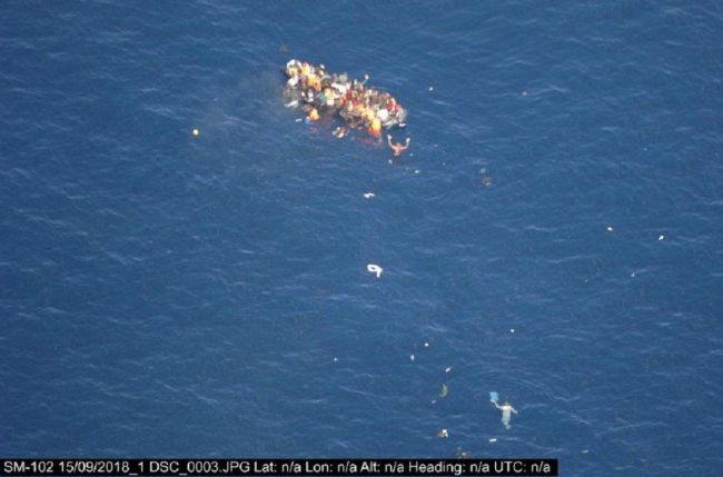 Trasladan al Puerto de Almería a 15 personas que llegaron a Alborán en patera