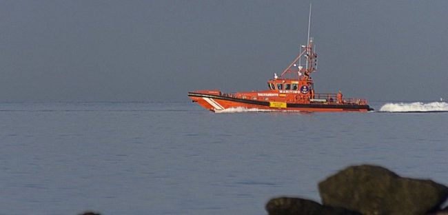 Un mercante rescata a 17 varones de una patera al este de Cabo de Gata