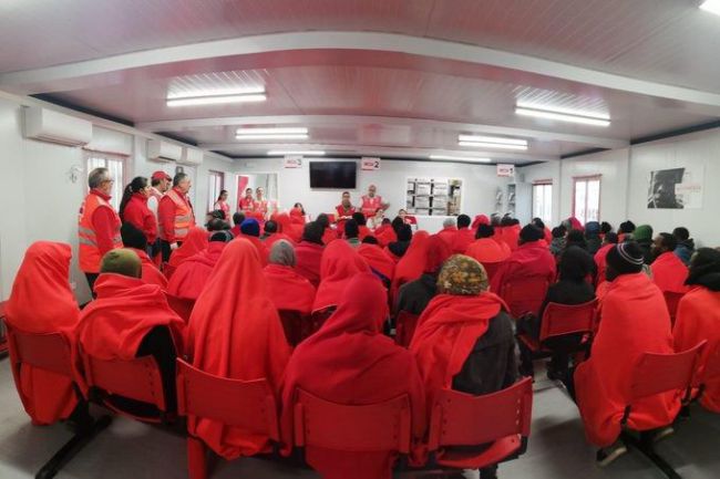 La Cruz Roja atiende a 127 migrantes llegados en patera a Almería