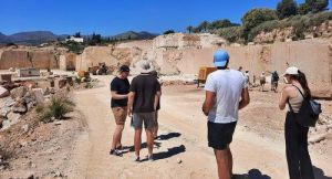 Almerienses tras el descubrimiento de unos dólmenes en Málaga