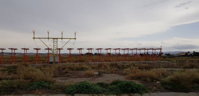 El Aeropuerto de Almería busca halcones y perros para proteger sus pistas